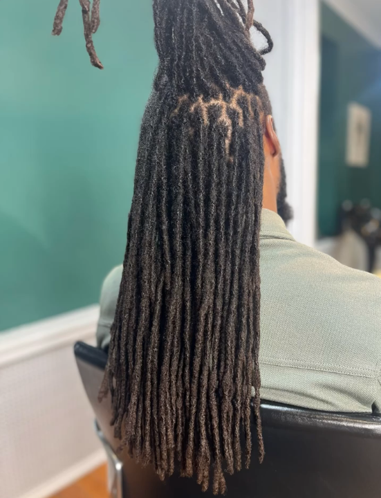 Natural locs inspiration and maintenance tips for radiant, flourishing dreadlocks | L'ABC Des Locs